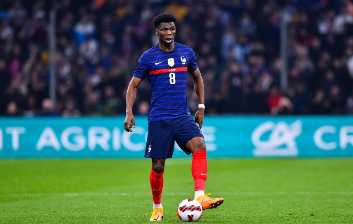 Aurélien Tchouaméni na seleção francesa com a bola