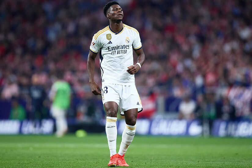 Aurélien Tchouaméni no Real Madrid no campo de futebol com chuteiras